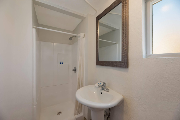 Bathroom 4, Rodeway Inn Flagstaff - Downtown, Coconino