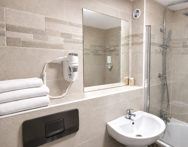 Bathroom 4, Kyriad - Narbonne Sud, Aude