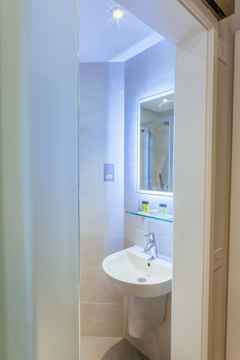 Bathroom, Oliver Plaza, London