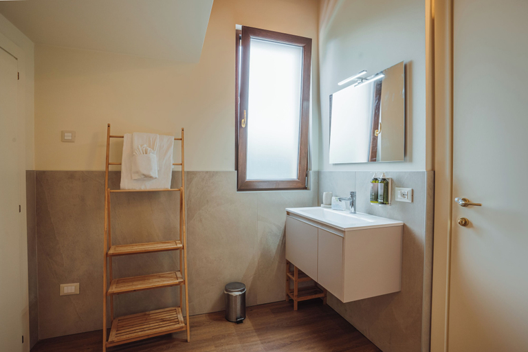 Bathroom 5, Garda Relais, Verona