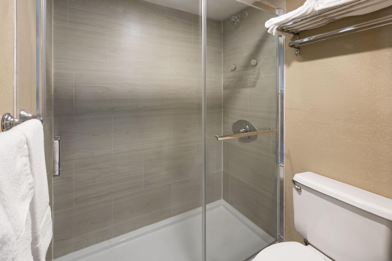 Bathroom 4, Baymont by Wyndham Festus, Jefferson