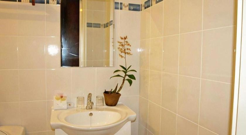 Bathroom 5, Sabang Oasis Resort, Puerto Galera