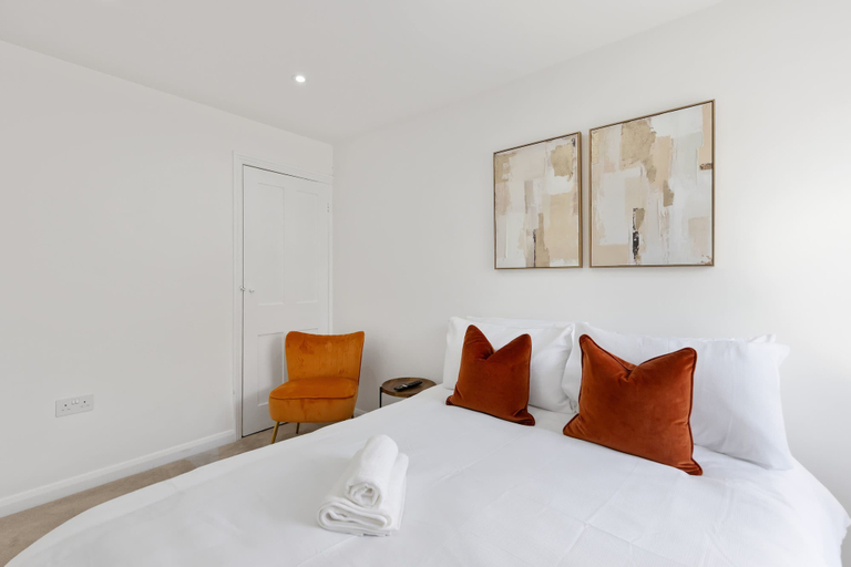 Room 4, Stylish Home Near Chelsfield Station Free Wifi, London