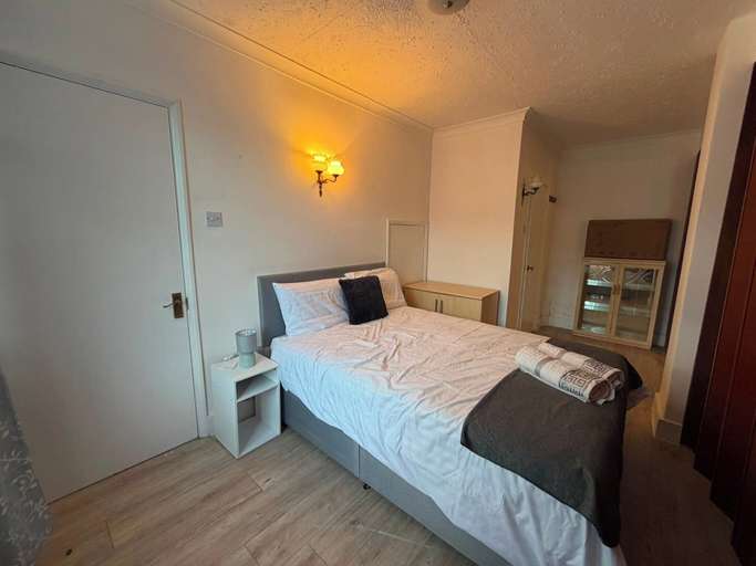Room 5, Ashford Luxury 4-Bed Apartment, Surrey