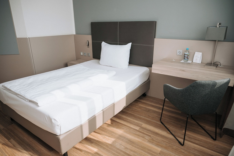 Bedroom 3, Feringapark Hotel by Coffee Fellows Hotels, München