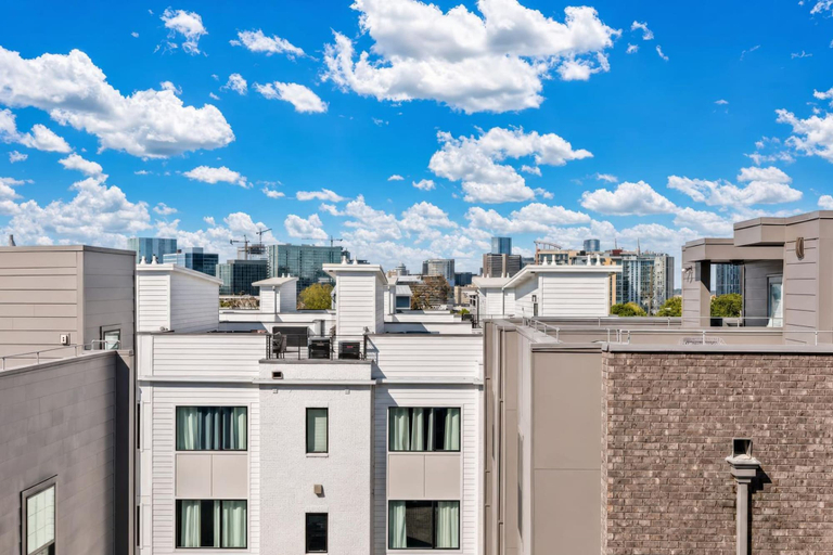 Room 3, Neon Balcony House - Sleeps 12 Near Broadway, Davidson