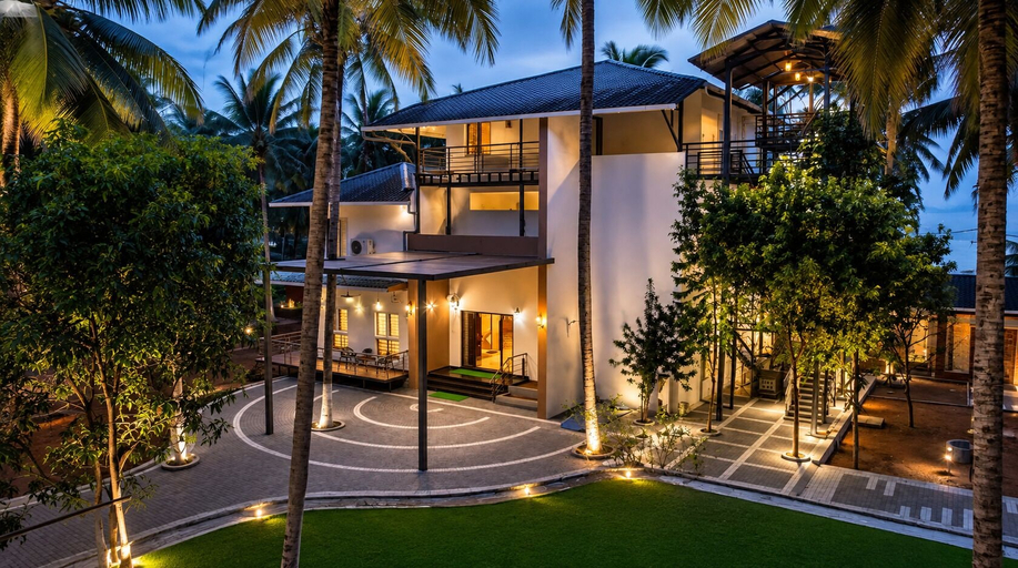 Exterior & Views