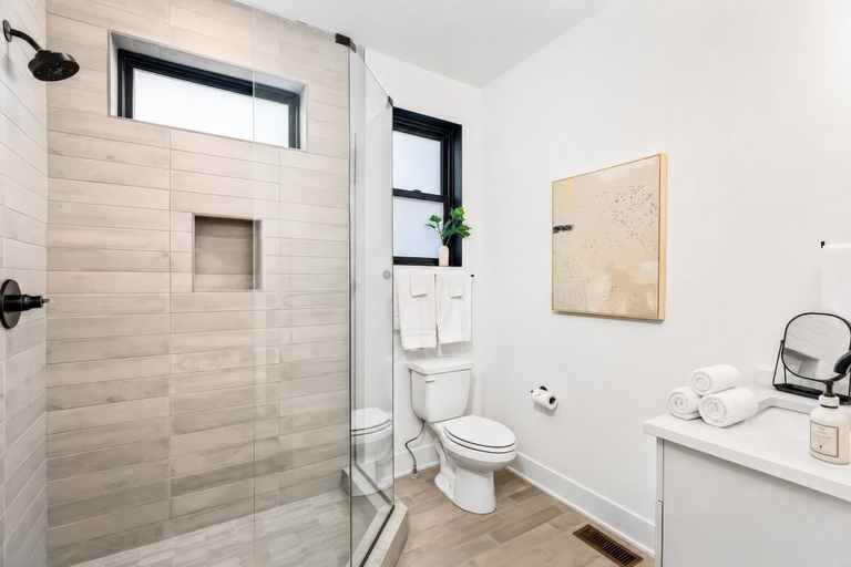 Room 2, Neon Balcony House - Sleeps 12 Near Broadway, Davidson