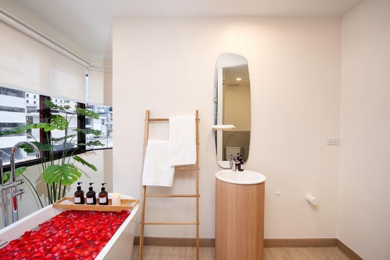 Bathroom 2, KAIM Ekkamai, Wattana