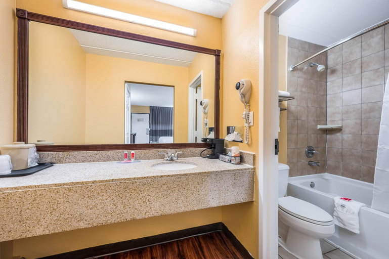 Bathroom 4, Econo Lodge Columbus near Airport, Lowndes