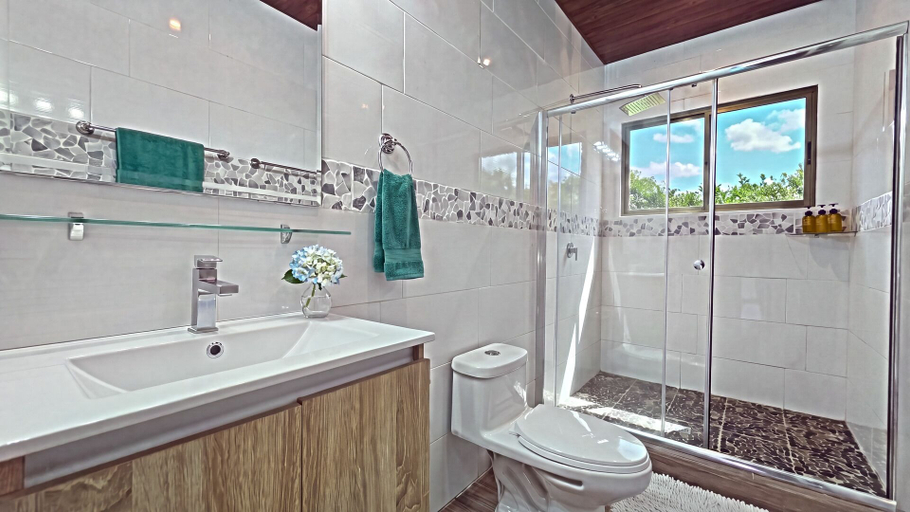 Bathroom 3, Rio Verde by Villa Alejandro, Boquete