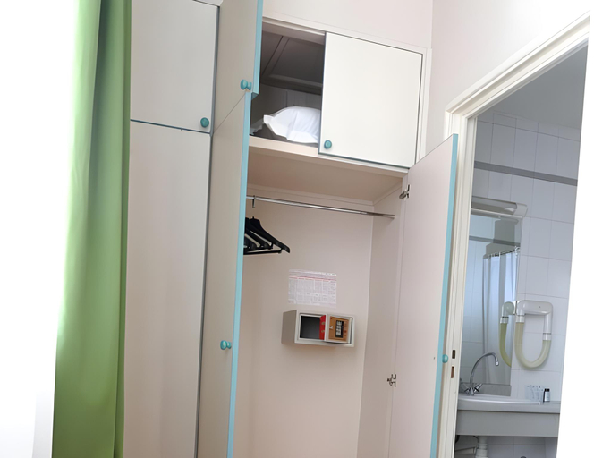 Bathroom 3, Hotel De France, Analamanga