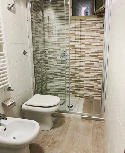 Bathroom 3, Napora, Napoli