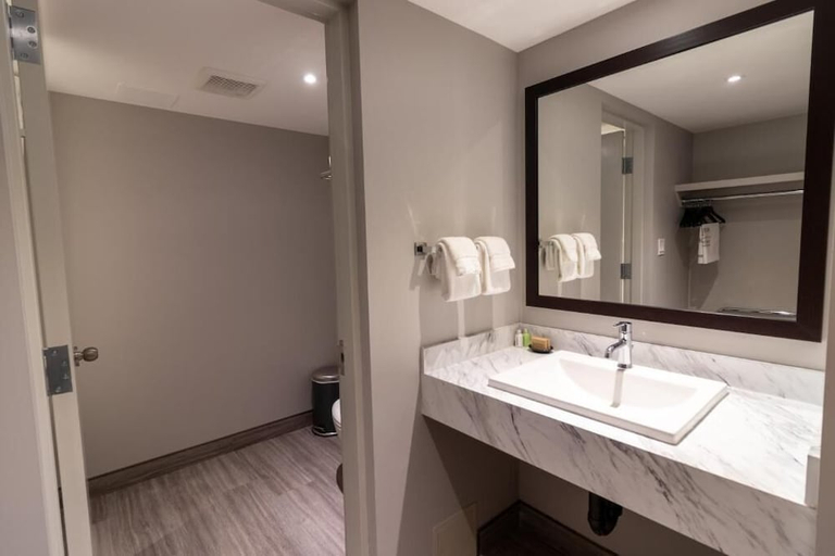Bathroom 3, BCMInns Fort McMurray, Division No. 16