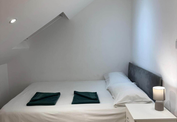 Room 5, Apartment Sleeps 6 With Parking, London