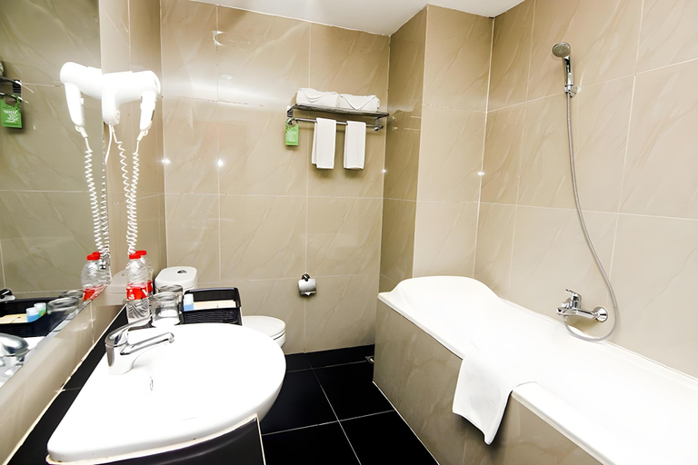 Bathroom 3, Parkside Mandarin Hotel Pekalongan, Pekalongan