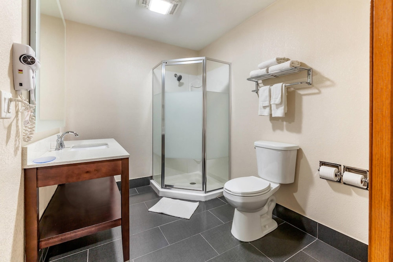 Bathroom 4, Quality Inn New London, Waupaca