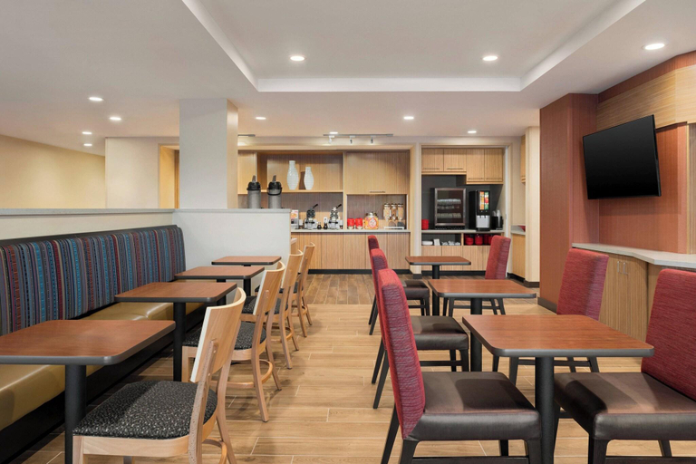Food & Drinks 5, TownePlace Suites by Marriott Dubuque Downtown, Dubuque