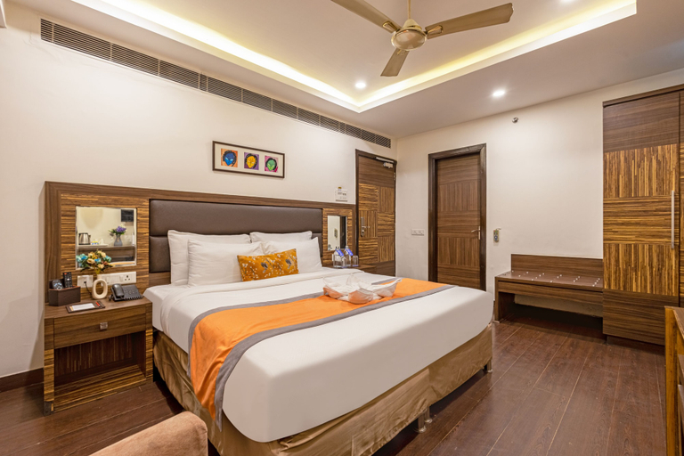 Room 5, The Sea Valley Azure - Near MG Road & Udyog Vihar, Gurugram, Gurgaon