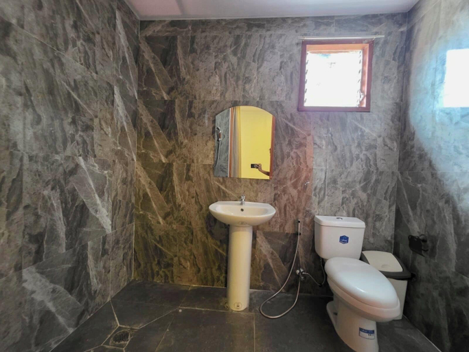 Bathroom 3, New Eve's Kiosk Dive Resort, Moalboal