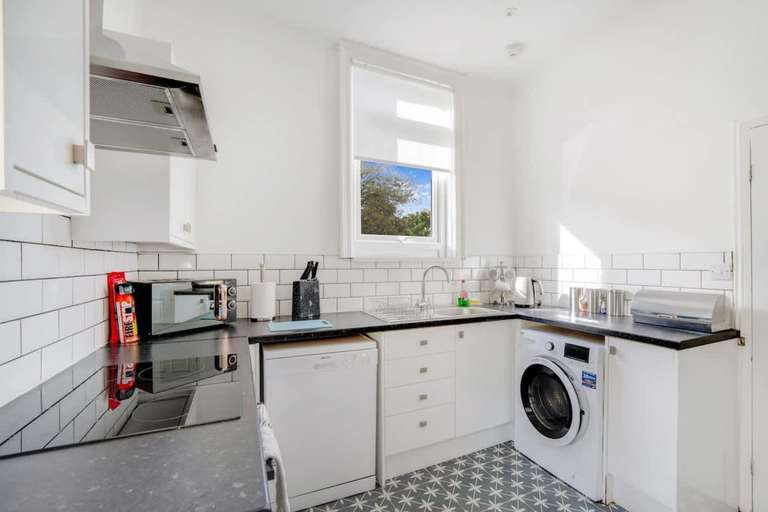 Room 4, Family Three Bedroom Home Five Min Walk to Metro, South Tyneside