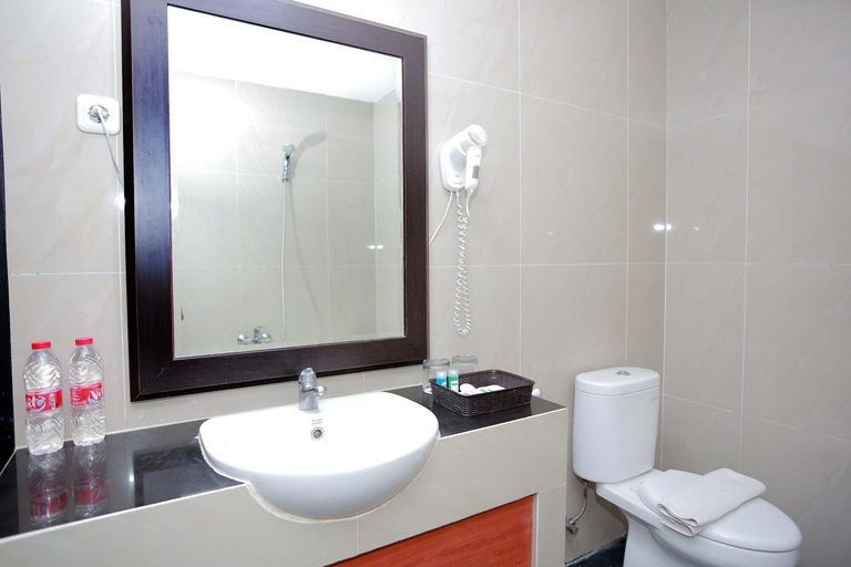 Bathroom 3, Parkside Mandarin Hotel Pekalongan, Pekalongan