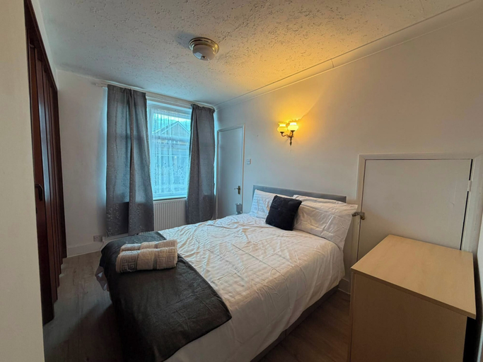 Room 4, Ashford Luxury 4-Bed Apartment, Surrey