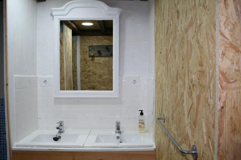 Bathroom, Albergue Les Xendes. Parque de Redes - Hostel, Asturias