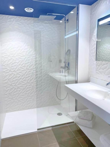 Bathroom 3, Brit Hotel Piscine & Spa - Fougères, Ille-et-Vilaine
