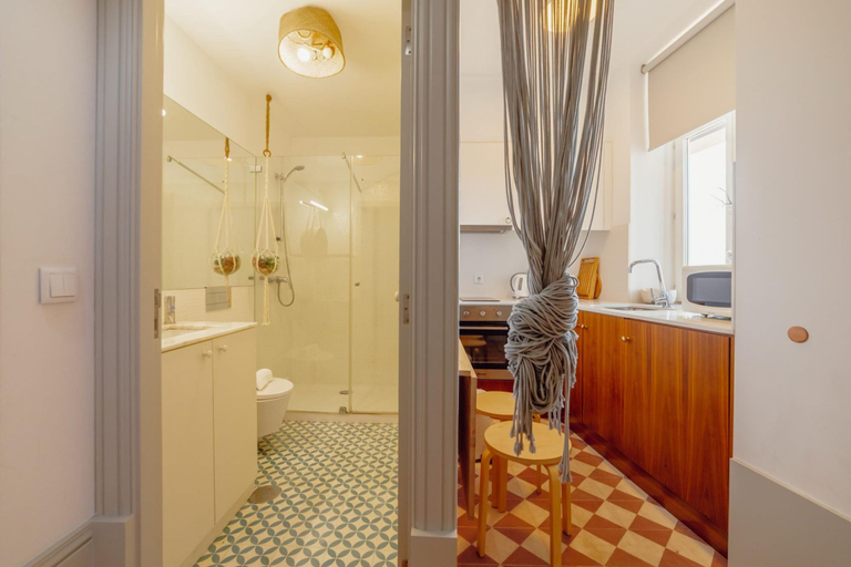 Room 5, Downtown Modern Studio With Terrace by Vacationy, Porto