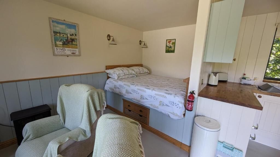 Bedroom 2, Lynstone Lakes, Cornwall