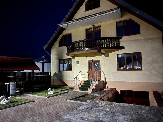 Primary image, Roman Villa, Sleeps 8 With Parking and Garden, Roman