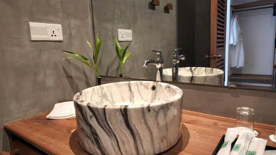 Bathroom 4, DACO Hotel, Siem Reap