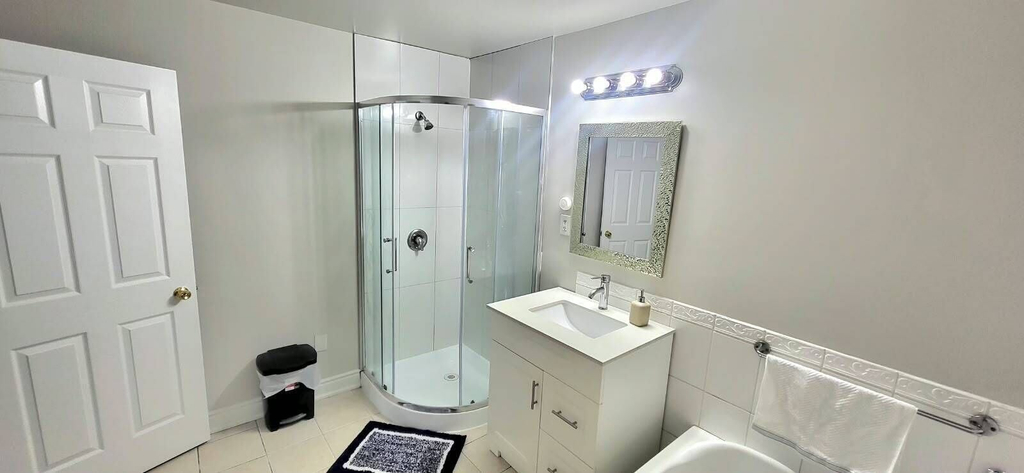 Bathroom 4, Cozy 3BR Brampton, Peel