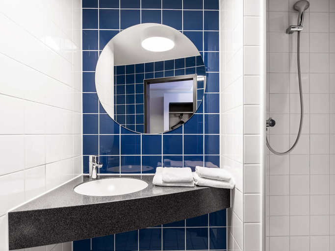 Bathroom 5, B&B Hotel Hamburg-Nord, Hamburg