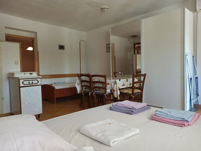 Room 2, Apartmani Rogica, Crikvenica