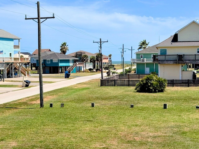 Property grounds 3, Summer Wind 2 Bedroom Home, Galveston