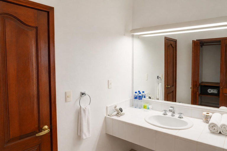 Bathroom 3, Hotel Caracol Plaza, Dist. Pochutla