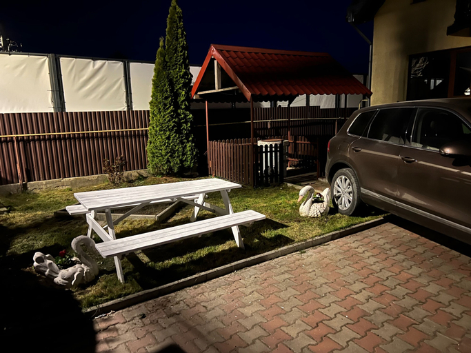 Outdoor dining, Roman Villa, Sleeps 8 With Parking and Garden, Roman