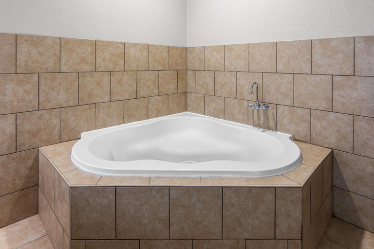 Bathroom 4, Days Inn by Wyndham Mankato, Nicollet