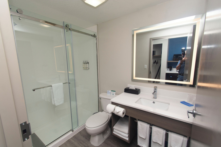 Bathroom 4, Holiday Inn Express & Suites COCOA by IHG, Brevard