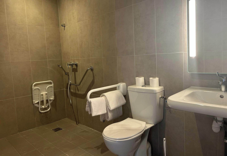 Bathroom 3, B&B HOTEL Amélie-les-Bains Centre, Pyrénées-Orientales