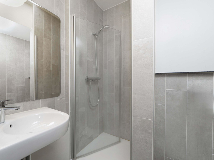Bathroom 5, B&B HOTEL Berlin Genshagen-Süd, Teltow-Fläming