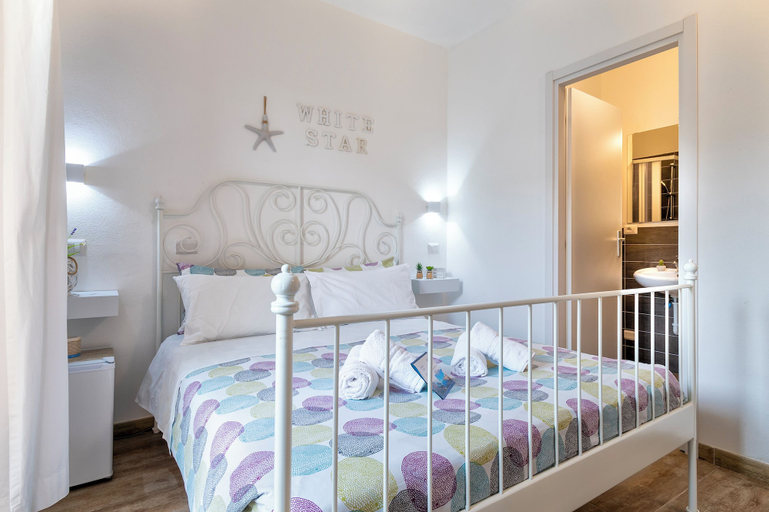Bedroom 3, White star rooms self-check in, Sassari