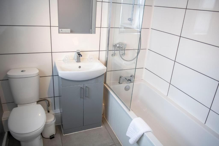 Bathroom 3, The Ashburnham Hotel, Carmarthenshire