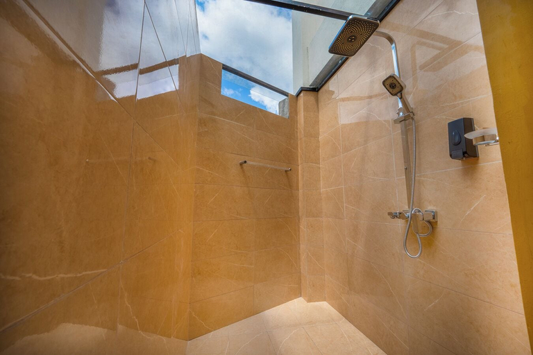 Bathroom 5, Bumblebee Hotel, Mahara