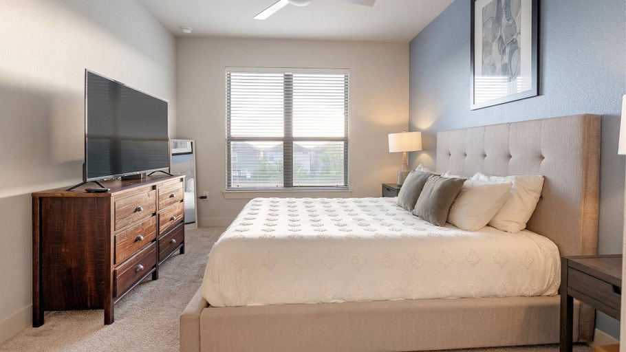 Room 3, Landing Chic 1BD in Medical Center, Bexar