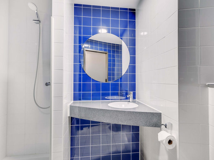 Bathroom 5, B&B Hotel Bremen-Überseestadt, Bremen