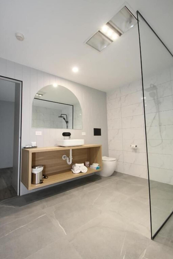 Bathroom 5, Waterfront Apartments, Devonport