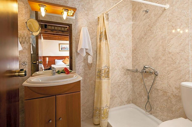 Bathroom 4, Solimar Topaz Adults Only, Crete